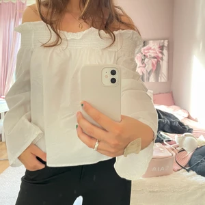 Vit blus - Söt vit blus från Ginatricot som inte säljs längre och som endast är använd ett gång!🌼