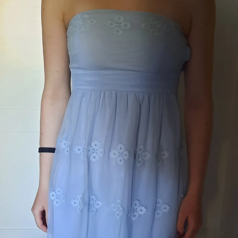 Blå somrig klänning utan band från Esprit.   Skicka ett meddelande för fler bilder <3. Klänningar.