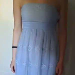 Blå somrig klänning utan band från Esprit.   Skicka ett meddelande för fler bilder <3