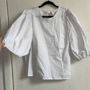 Oanvänd blus hm - Oanvänd vit blus från hm. Storlek L. Perfekt nu till sommaren! Frakt tillkommer