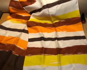 Balenciaga scarf i silke  - Mega dyr Balenciaga scarf i silke Mått 170x43 cm Handrullade kanter 