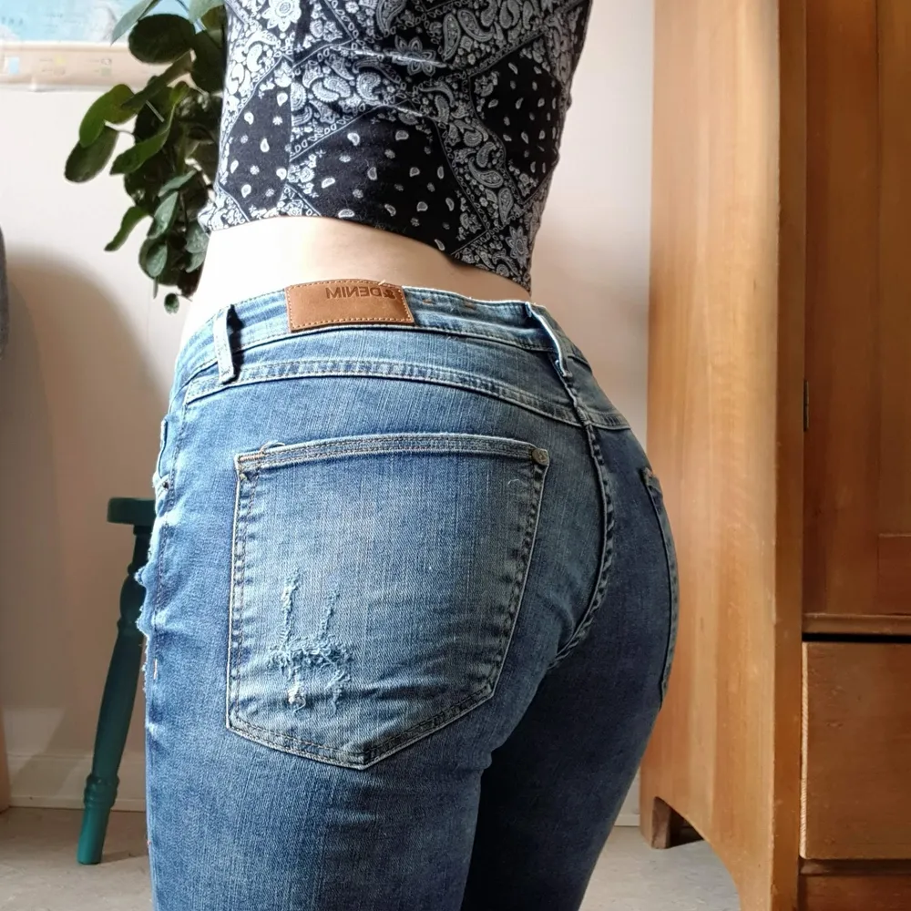 Lågmidjade blå jeans med sliten och tvättad effekt. Sköna, stretchiga och sluter sig kring kroppen på ett smickrande sätt.. Jeans & Byxor.