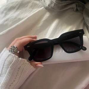 LÅNAD BILD Säljer mina svarta Chimi solglasögon i modell 04💖💖💖💖