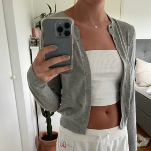 Kofta - Säljer denna jättesnygga kofta från M&S i storlek 38 (liten i strl). Säljer för 70+frakt💕 Hör av er om ni har frågor!