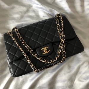 Chanel double flap bag - Chanel double flap bag rip off i väldigt god kvalitét. Äkta läder och autentiskt utseende. Enda tecknet på användning är svag bleknad av färgen på chanelmärket. Inhandlad i Denpasar för 3500 kr. Säljes då den inte kommer till användning. Pris diskuteras.