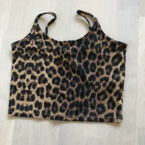 Leopard topp från bikbok - Strl S , 50kr 