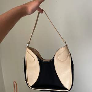 Gullig handväska som jag älskar men som sällan kommer till användning, köpt second hand och i helt perfekt skick!