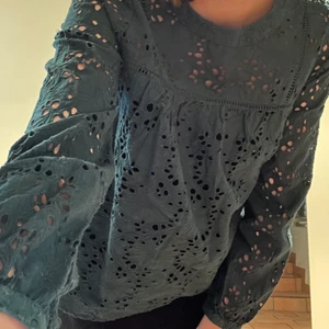 Superfin broderad mörkgrön topp! - Säljer en jättefin grön topp från Zara som aldrig används! Så fina detaljer och perfekt nu i sommar! Skriv vid intresse 💘💫