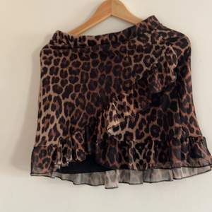 Leopardfäjad kjol från Nelly. Använd fåtal gånger. Jättefin skick. Köparen står för frakt🤎🤎