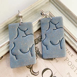 Blå Örhängen  - Handgjorda örhängen av lera. Samfraktar. Kontakta för flera bilder eventuellt video. Storlek ca 5  cm Står ej för postens slarv Kontakta för nickelfri alternativ