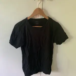 En t-shirt som e svart. 