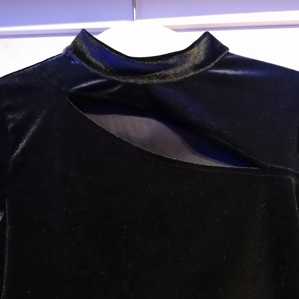 En svart tröja med slit från gina tricot. Jag vet inte vad materialet kallas men kontakta vid frågor så kan jag även skicka fler bilder. Tröjan är nästan oanvänd.. Blusar.