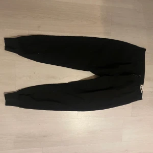 Kostymbyxor  - Svarta sköna och bekväma kostymbyxor från Hope. Sitter väldigt bra på känns det som ett par hemma byxor i slappt material men utanpå ser dom ut som ett påse vanliga kostymbyxor.  Använda ett fåtal gånger 