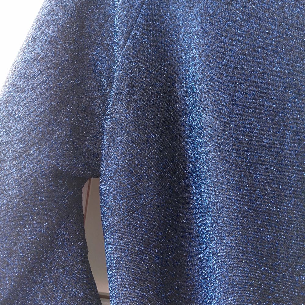 Sparkly dark blue mini tie dress - brand: KLING - I bought this dress in a tiny, cute store in Madrid! 55% nylon, 10% spandex, 35% metallic yarn. Klänningar.