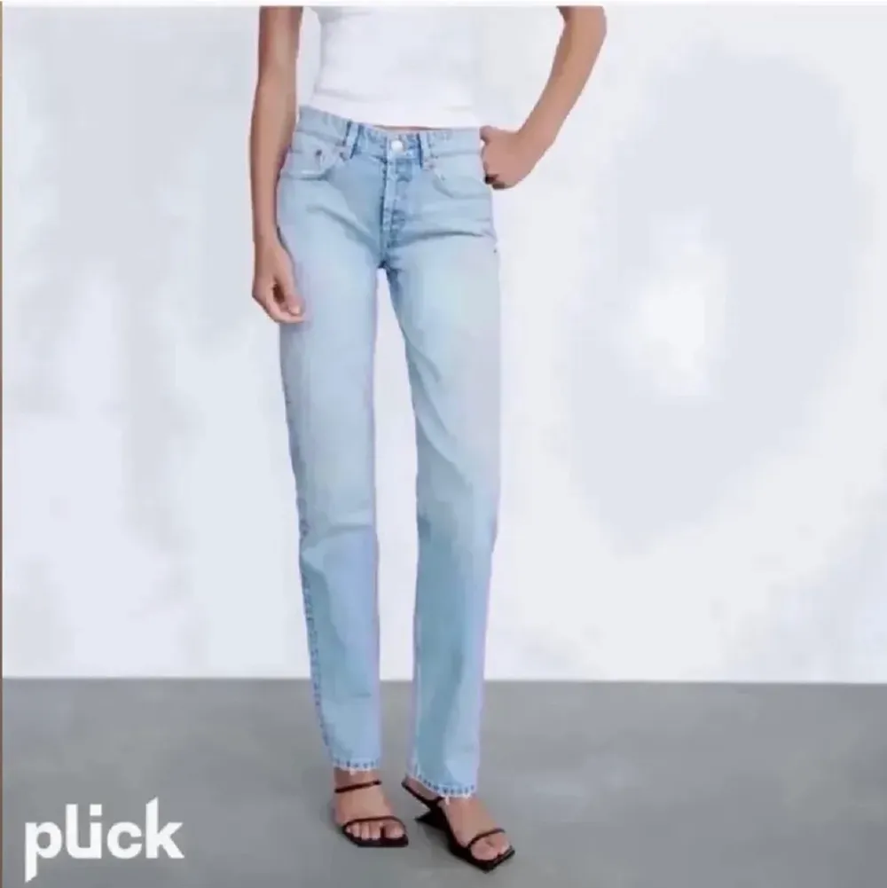 Säljer dessa mid waist zara jeans i storlek 38. Lånade bilder, skriv privat för mina egna bilder❤️ Säljer då dom va lite stora på mig. Pris kan sänkas vid snabb affär. Jeans & Byxor.