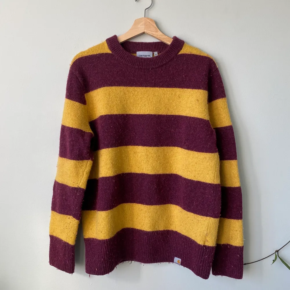 💛🧡🤎 Skön randig sweater från carhartt, stickad i gult och vinrött. Köpt i vintras och inte väldigt använd. Passar en M/S. 🤎🧡💛. Stickat.