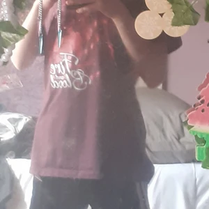 Den är i storlek xl - Den är it så använd typ två gånger och den är skön på sommaren 