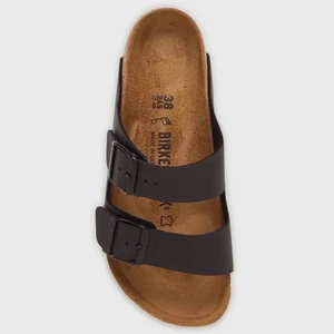 Birkenstock  -  Säljer mina oanvända svarta birkenstock i storlek 39 på grund av att jag råka köpa två! Världens skönaste sko!🌺