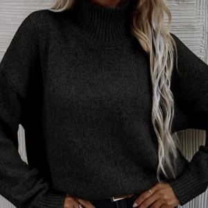 Stickad oversize tröja - Stickad oversize tröja med polo krage. Jättemjuk och mysig. Helt ny i förpackning. Kan samfrakta med mina andra annonser.