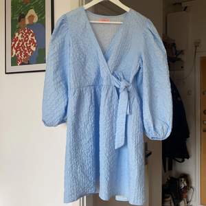 Jättefin ljusblå omlott klänning i bäckebölja likanande material. En midsommarklänning kanske? 🌷 Storlek: M/L 