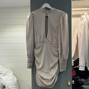 BIANCA X NELLY - Säljer denna klänning från Bianca x Nelly då jag inte haft användning för den, endast testad och lapparna är kvar! Köpte den för 800kr