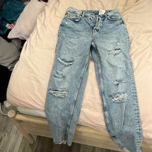 Säljer dessa underbara jeans från Divided då dom inte passar. Köpta för ett år sedan på Hm och kostade då 600kr, använda 2 gånger och i perfekt skick