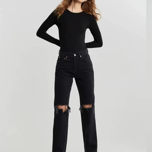 Jeans strl 34 - Säljer  dessa jeans för att dem inte kommer till användning längre, strl 34 och dem är i bra skick. Köpte dem för 600 kr. 