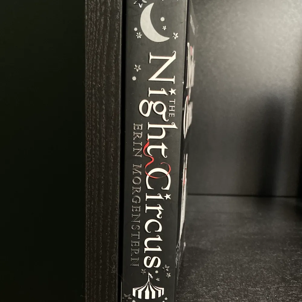 The Night Circus är en bok i fint skick då den aldrig har blivit läst. The Night Circus är en bok du måste läsa om du gillar mysterium/ fantasy eller om du bara vill drömma dig bort i en bok! Boken tar plats på en magisk circus på 1800 talet.. Övrigt.