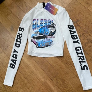 Topp - Shein topp, aldrig använt fortfarande med prislappar. Köpt för 159kr. (OBS: tar ej bilder med någon av mina plagg på) köparen står för frakten, priset beror på hur mycket du köper!