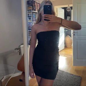 Bandeau klänning  - Säljer denna superfina bandeau klänning med lite rynkat material så att längden är rätt justerbar. Väldigt stretchig, är en XS men passar en s/m💕😍 Har aldrig använt mer än testat hemma, inga lappar kvar tyvärr!!