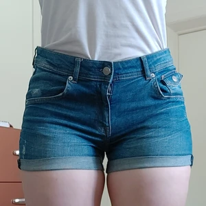 Jeansshorts strlk: 42 - Blåa jeansshorts från H&M i strlk 42. Passar mig bra som har lite bredare höfter. Säljes för 60kr + frakt som köparen står för 💕