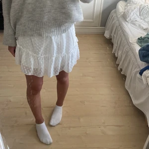 Kjol - Jätte söt kjol 10/10 skick!!  (Nej ingen har sarrat på spegeln🙄🙄)