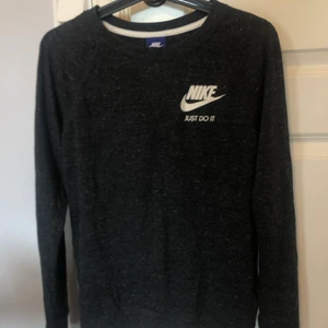 Nike sweatshirt  - Grå tröja från Nike i storlek XS! Pris kan diskuteras.