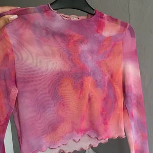 Rosa topp i mesh från Nelly - Använd en gång på festival, har några noppror på framsidan och någon bak, därav priset. Annars i fint skick