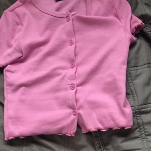 Fin rosa tröja - Säljer denna fina tröjan köpte den nyss och använt kanske 3 gånger max!<3 