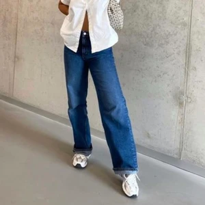 Monki Yoko Jeans - Mörkblåa raka jeans, skulle säga high/midrise Jättebra skick, nypris 400kr men säljer för 90kr