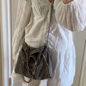 Stella McCartney väska  - INTRESSEKOLL! På min superfina Stella McCartney väska, som köptes för ungefär 3/4 månader sen här på plick, kedjan längst fram är lite rostig & som ni ser på sista bilden så har den ett hål, men som lätt går att laga hos skräddare. Skriv privat vid frågor