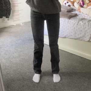 Zara jeans - Svarta jeans från zara, slutsålda vad jag vet. Bra material och är som gott som nya. Men lite för små för mig. Köparen står för frakten. 