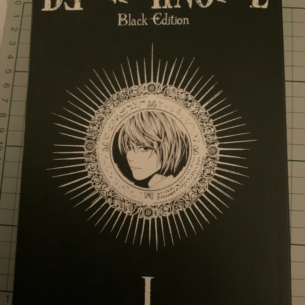 Säljer mangaboken Death Note black edition I (innehåller volym 1 och 2 av serien). Kan mötas upp i Stockholm.. Övrigt.