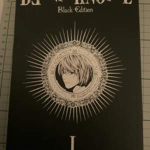 Säljer mangaboken Death Note black edition I (innehåller volym 1 och 2 av serien). Kan mötas upp i Stockholm.