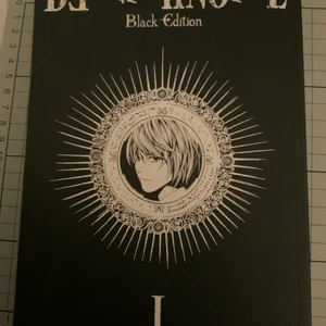 Death Note black edition - Säljer mangaboken Death Note black edition I (innehåller volym 1 och 2 av serien). Kan mötas upp i Stockholm.