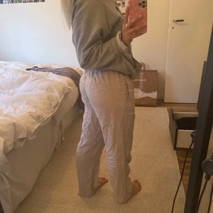 Linnebyxor - Linnebyxor från Espirit. Köpte förra sommaren men i princip oanvända då jag har ett par andra som istället används. Köpta för 700kr, 100% linne!!! Pris exkl frakt.