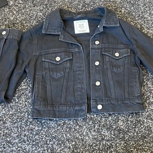 Croppad jeansjacka - Säljer min svarta croppade jeansjacka från pull&bear.  Skick: Bra! Storlek: S Nypris: ca 400kr
