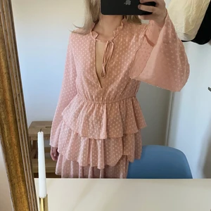Rosa klänning från Linn Ahlborg X Nakd - Supersöt klänning i swiss dot i storlek 34/xs. 💕