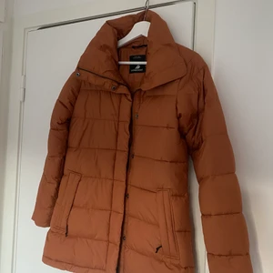 Didriksons jacka strl 34 - En helt oanvänd orange Didriksons jacka I strl 34 (nypris ca 1300kr) köparen står för frakt 🌸