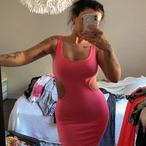 klänning - klänning i storlek S med öppen rygg, passar S och M!