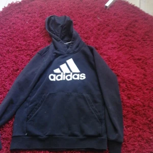 Hoddie Adidas  - På ena ärmen så är den lite miss färgad. Storlek M och köpare står för frakt