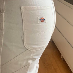 Dickies byxor vita - Bra skick då dom endast är använda en gång. Säljer dom för att jag skulle velat ha en större storlek. Annars är materialet bra och dom är bekväma. 