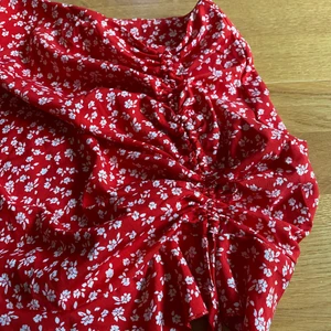 Röd kjol❤️ - Köpt från Shein man kan välja om den ska vara lång eller kort❤️