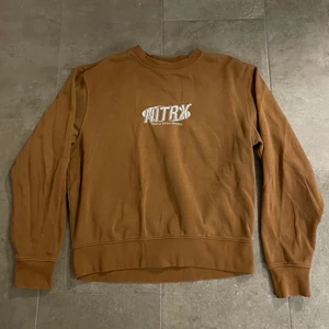 sweatshirt  - Cool brun sweatshirt med vit text från Weekday! Den är i bra skick!